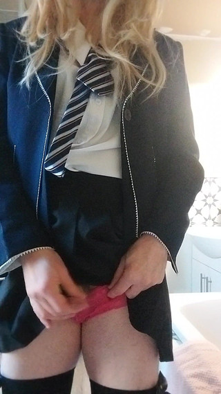 Cindy Belfast: Búp bê sissy hứng tình bắn tinh