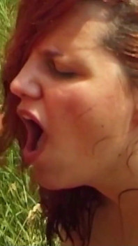 Rött huvud BBW Milf rövknullad av stora kukar utomhus
