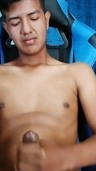 Joven Latino Se Corre