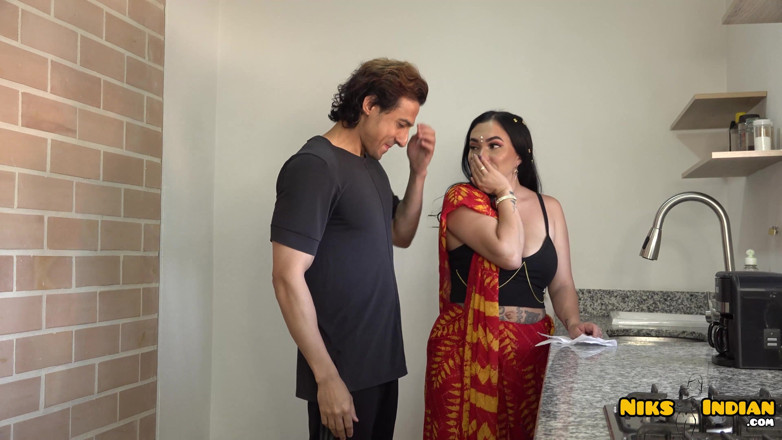 Niks Indian: Bhabhi MILF pemalu yang bertetek besar dikongkek keras oleh adik...