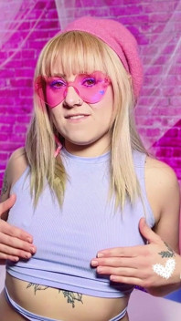 İşemek için seni geri sayayım! Bu barbie tam bir çiş sürtüğü!