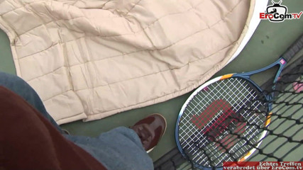 EroCom: Threesome luar ruangan panas di lapangan tenis dengan dua pelacur...
