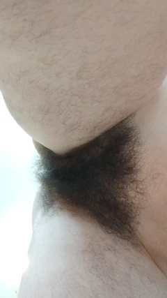 Ngendum memek berbulu di wajahmu! Peregangan telanjang pagi-pagi.