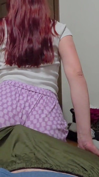 Kåt vit tjej studsande röv i Pj Shorts POV