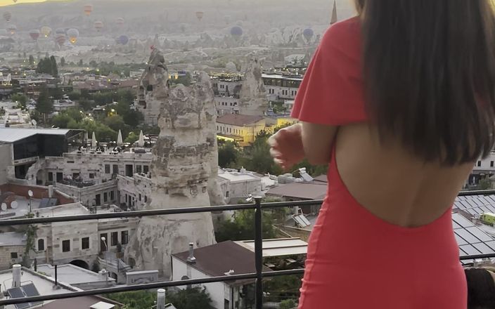 Monika Fox: Nádherná Monika Fox v červeném obleku v horách Kappadokie