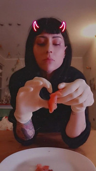 J’ai faim maintenant en mangeant des gants blancs de saumon, latex, déesse