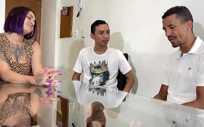 Amateur world: Papa neukt de vriendin van zijn stiefzoon met hem