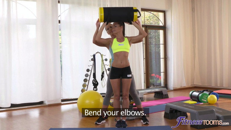 Fitness Rooms: Sale fitness - nauczyciele siłowni MILF i sprawni nastolatka coś wymyślą