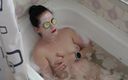 Anna Sky: Anna prend un bain avec un masque à concombre