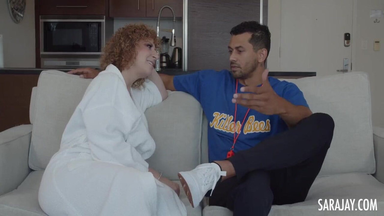 Sara Jay: Sara Jay kızlarının koçunu sikiyor