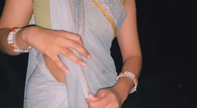 Pihu bhabhi: Indisches dorf-desi-mädchen im wald gefickt