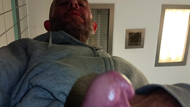 Rockardglans: Deux éjacs aux urinoirs, gros plan, grosse bite, branlette et éjaculation dans...