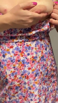 Updress tachinând cu țâțe naturale sexy și pizdă păroasă
