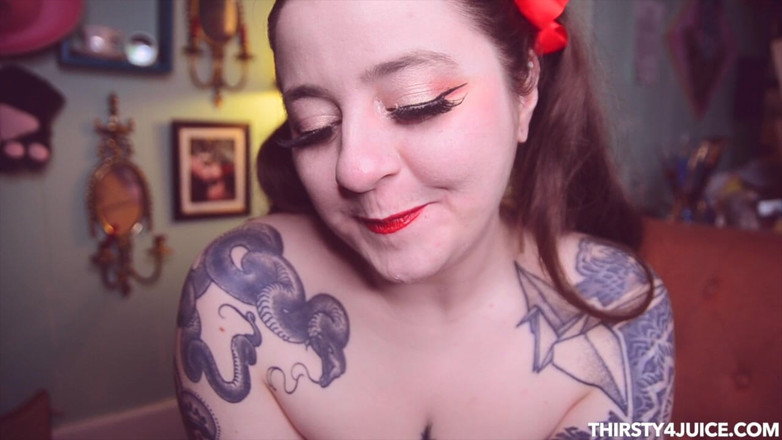 Freshie juice: Cewek sange ini lagi asik ngobrol sambil pakai stoking merah...