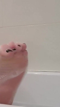 泡泡浴中的脚趾