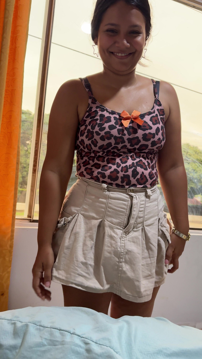 EMY_AND_JONH: 她喜欢在大家从窗边跳到我的鸡巴上