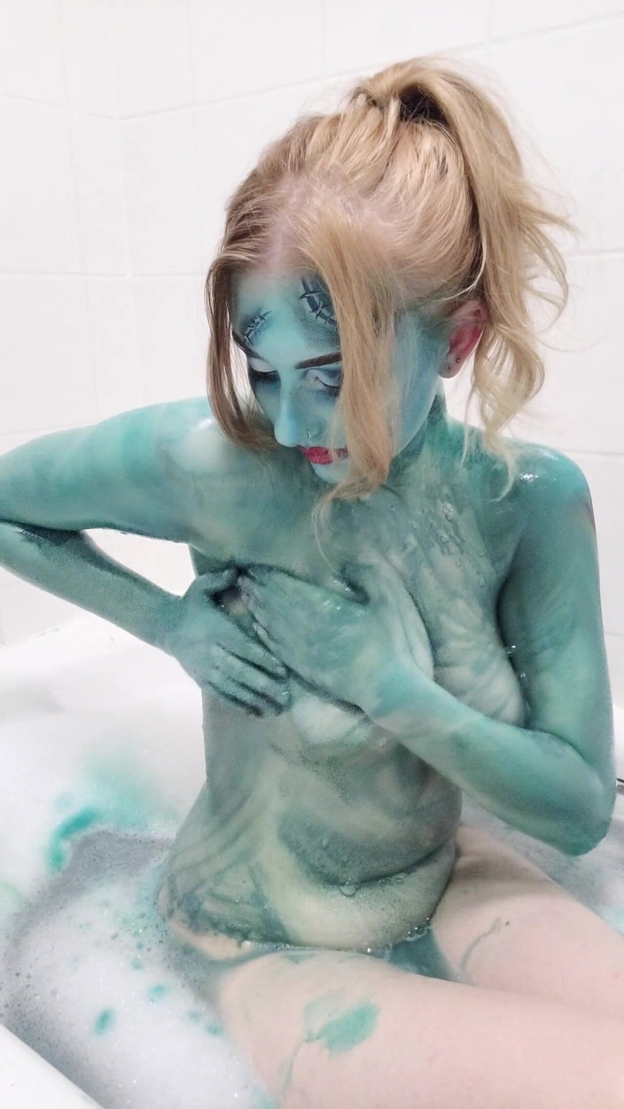 Em Yang: Cosplay Sally body paint koupel Tit Hra