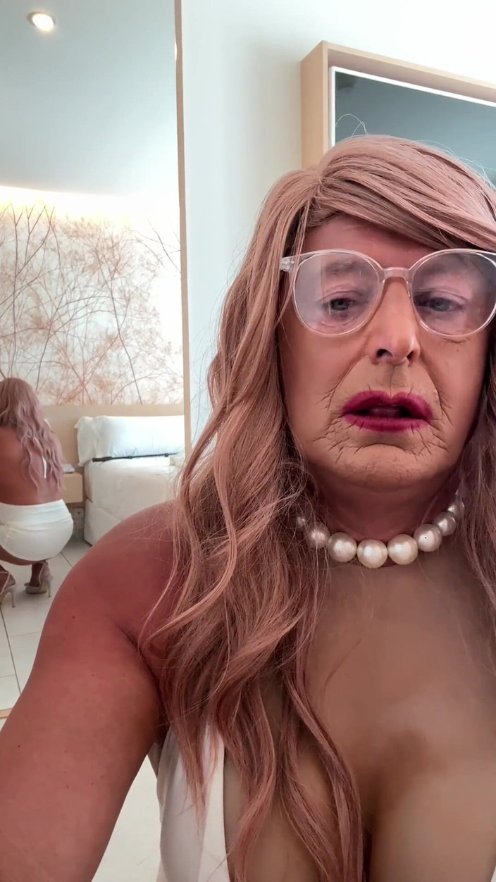 Kellycd2022: Сексуальна кроссдрессерка kellycd2022 в сексуальній білій сукні та на підборах