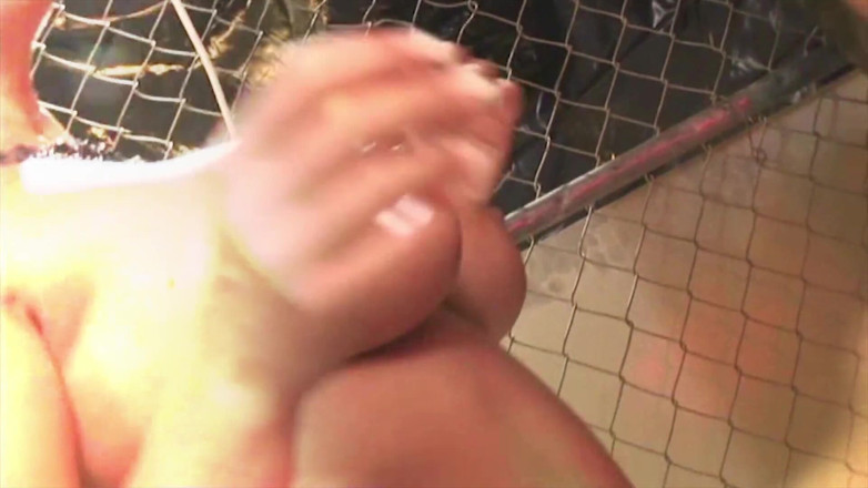 Femdom Sex: Une salope blonde ultra se fait baiser et éjaculer sur le...
