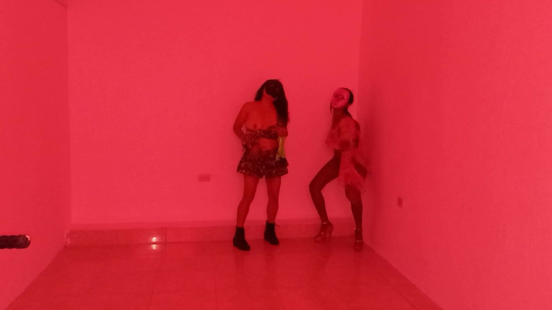 Martin13: Les meilleures amies se réunissent pour faire une danse sensuelle...