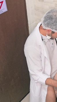 Lékař a sestra nemohou odolat a mají sex v nemocniční koupelně během směny