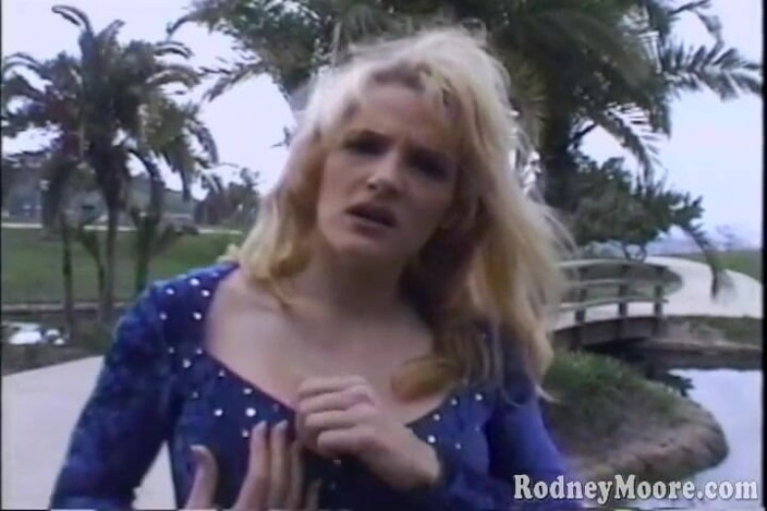 Rodney Moore: Vintage blonde hoer eet sperma uit een glas