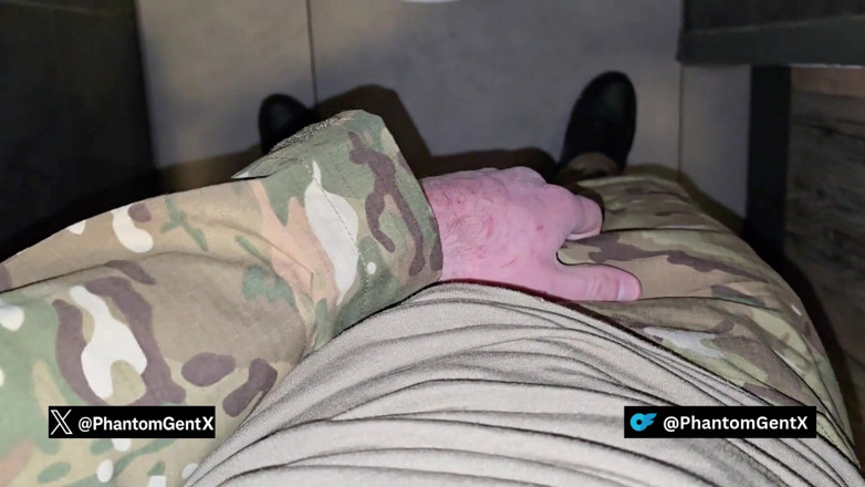 PhantomGentX: Německý voják je nadržený a honí si na veřejné toaletě -...