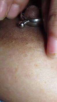 Veevee juega con sus anillos en los pezones
