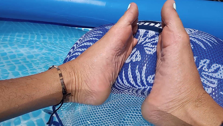 Midsouth Foot Fetish: Mostrando mis pies mojados en la piscina