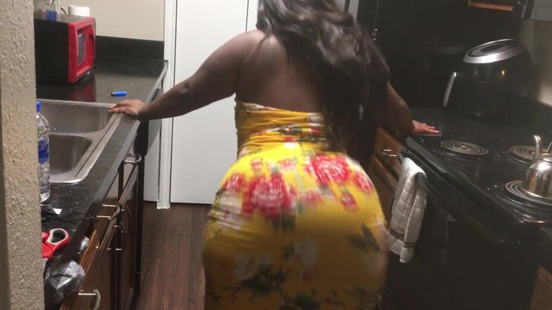 Dirty Diana Fetishes: Dirty Diana twerking část 2 ve žlutých letních šatech