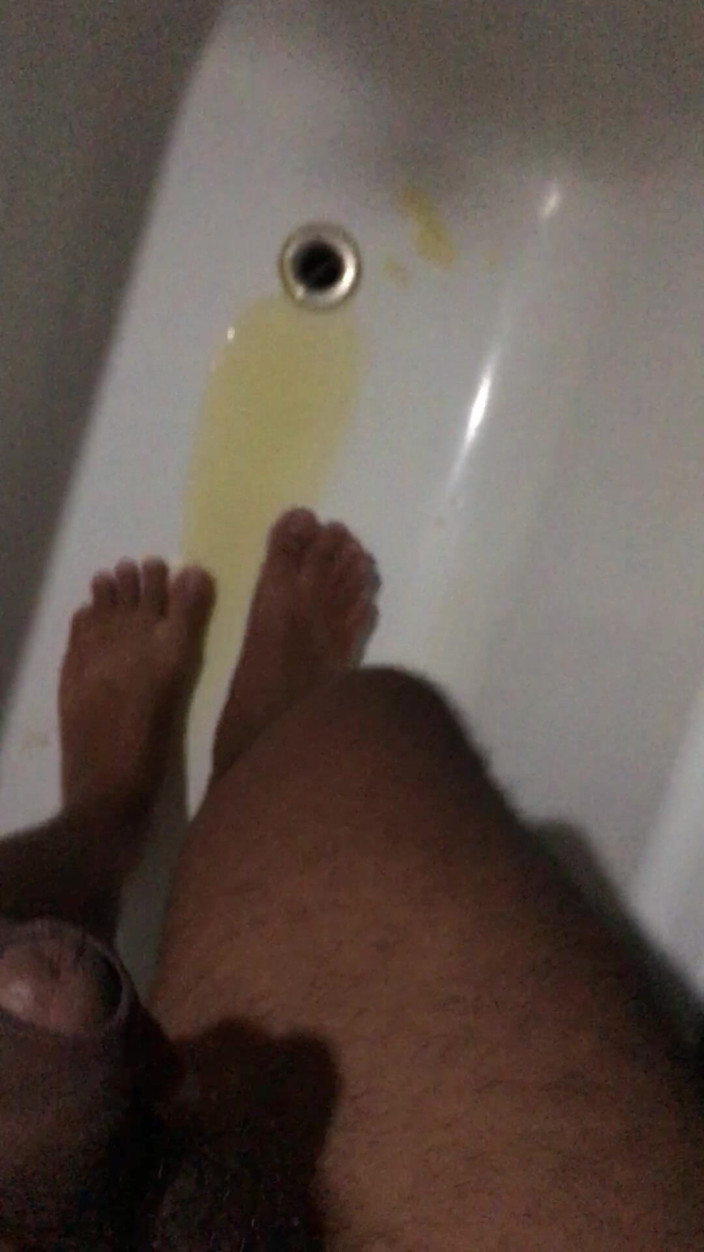 Luksmen1: Kencing di bak mandi