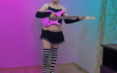 Aku pengen banget mainin gitarmu sama cowok-cowok hotku yang lagi ciuman sama kamu