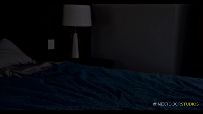 Next Door Studios: Sexy spolubydlící svádí přímého kamaráda k šukání - Nextdoorbuddies