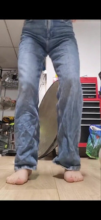 Pissing Su Trapunta, in Bidon, in Jeans, in Mutandine Sul Pavimento - 3 Video