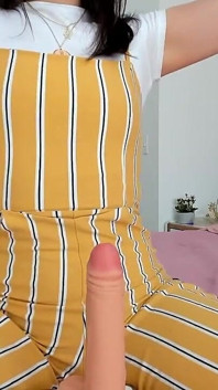 Schattige Alice, schattige slet met schattig gezicht masturbeert je lul met haar zachte handen en maakt een vette voetjob voor je