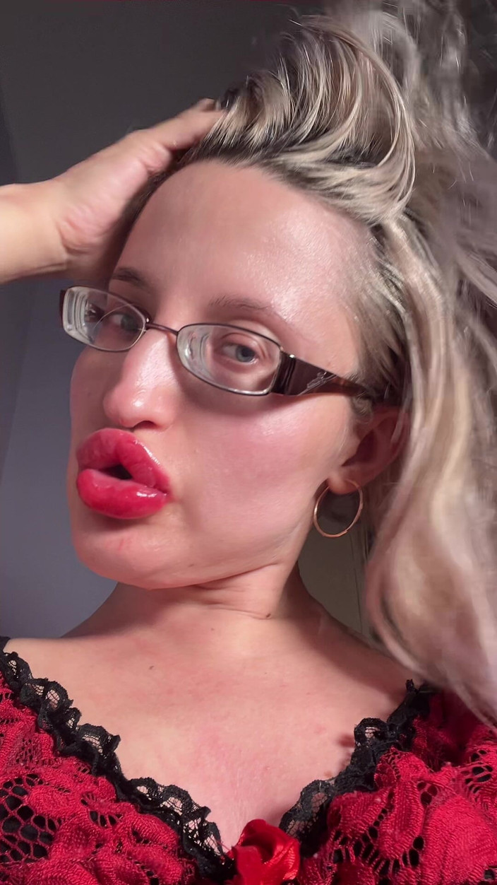 FinDom Goaldigger: Velké rty s dlouhým jazykem Rtěnka Lesk na rty Sprosté...