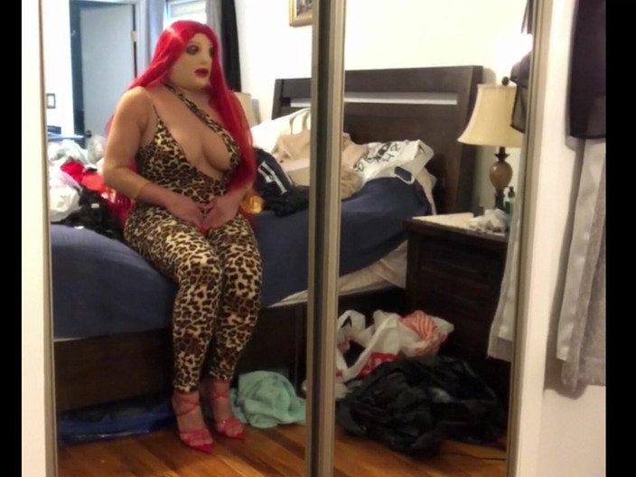 Deanna Doll: Deanna CD Docka i en sexig öppen skuren klyvning jumpsuit