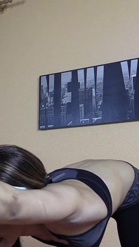 În timpul antrenamentului de fitness, Carmela 20 se fute - partea 1