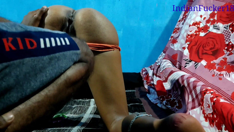 Indianfucker18: प्रेमिका अपने प्रेमी को बहुत बारीकी से सेक्सी लड़की को चोदने के लिए बुलाती है