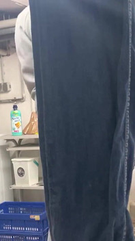Tante seksi bertato diam-diam dipake sama dua pria di ruang bawah tanah