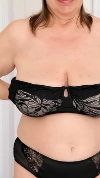 Gilf tettona gioca con le sue enormi tette cadenti naturali
