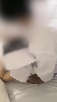 # 123 Debiutant pielęgniarka uprawia seks z lekarzem na nocnej zmianie, nie mógł znieść przyjemności obok pacjenta