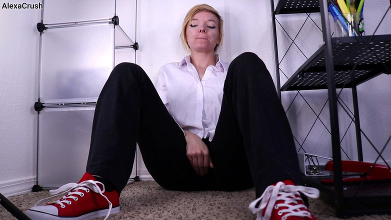 AlexaCrush: Bị bắt gặp trong phòng kho pov thổi kèn