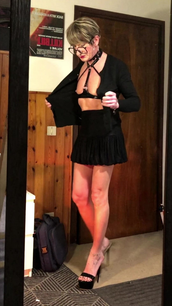 Andreina Naty: Elegancka Dama Chodzi Na Wysokich Obcasach