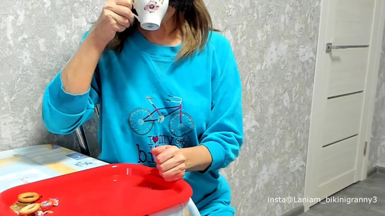 Ladyloveyoung60: Old lady blowjob handjob cum in coffee food fetish