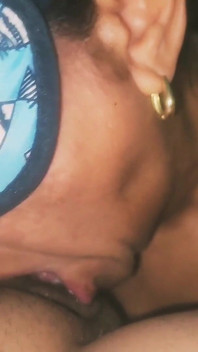 Una miLF che succhia lo sperma non lascia scampare una singola goccia