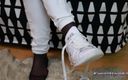 KimisWorld: White Sneakers - celana jins putih - stoking ketat pria kulit hitam