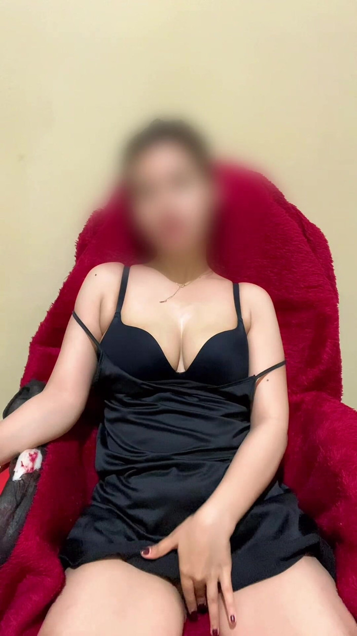 Nadia Archve: Wanita miang dalam coli hitam membentangkan kaki lebar dan menjolok...