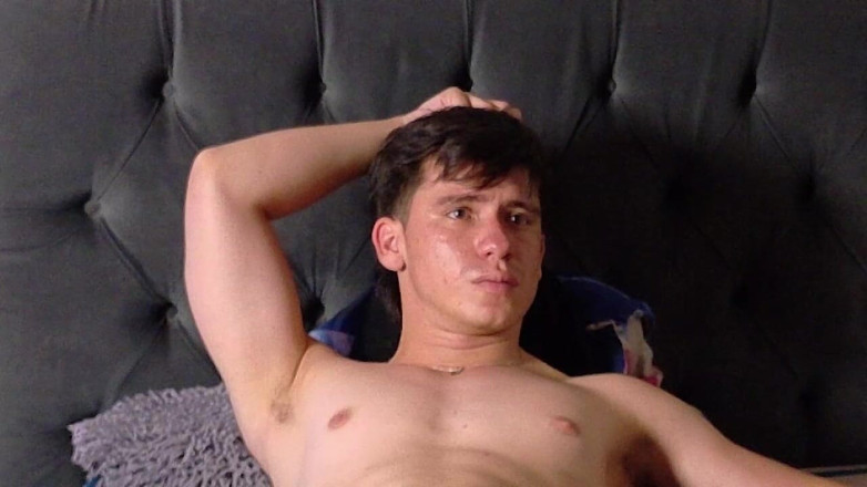Icyhot707: Uomo Latino È Nudo Sul Letto E Mostra Il Sedere