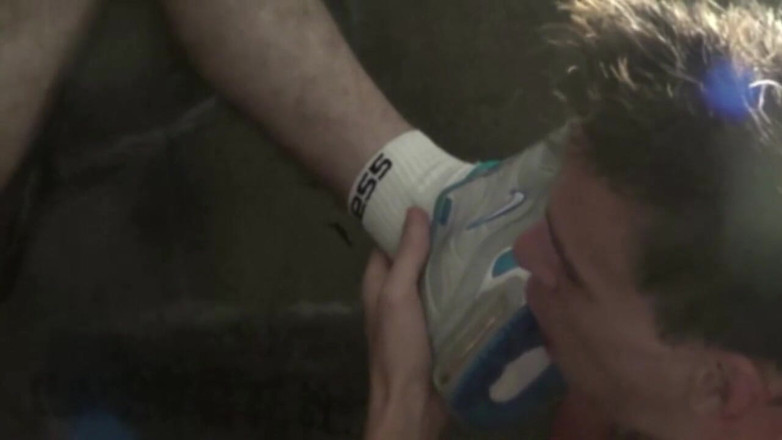 Sneaker Sex Kinky: Sneaker-unterwerfung im hinterzimmer von einem scally-kerle